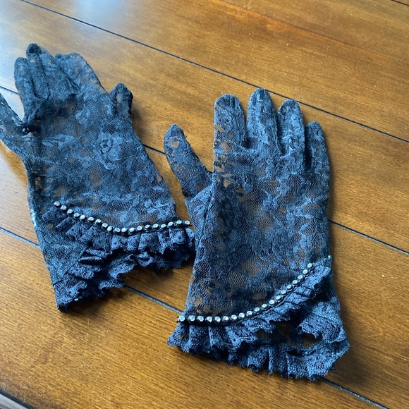 Vintage Black Lace Wrist-Length Gloves with Rhinestones and Ruffle Size 6/6.5 - Picture 2 of 5